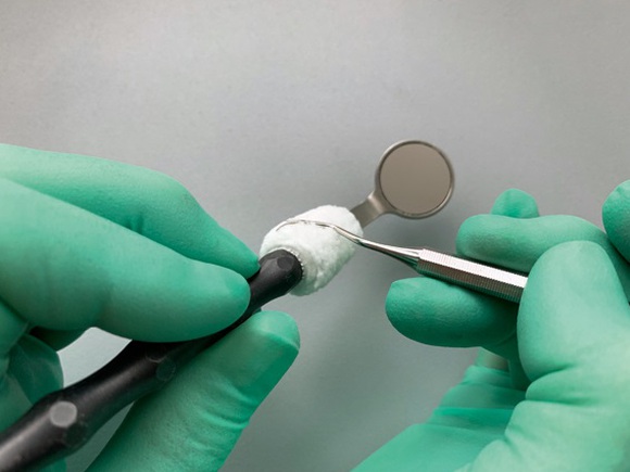 Fit-n-swipe clean / adhesive cleaning pads